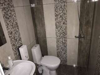 Хостелы Liko Hostel Ереван Четырехместный номер с собственной ванной комнатой-5